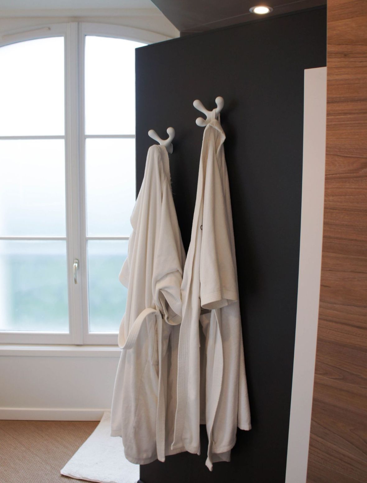 patères dans une salle de bain rénovée