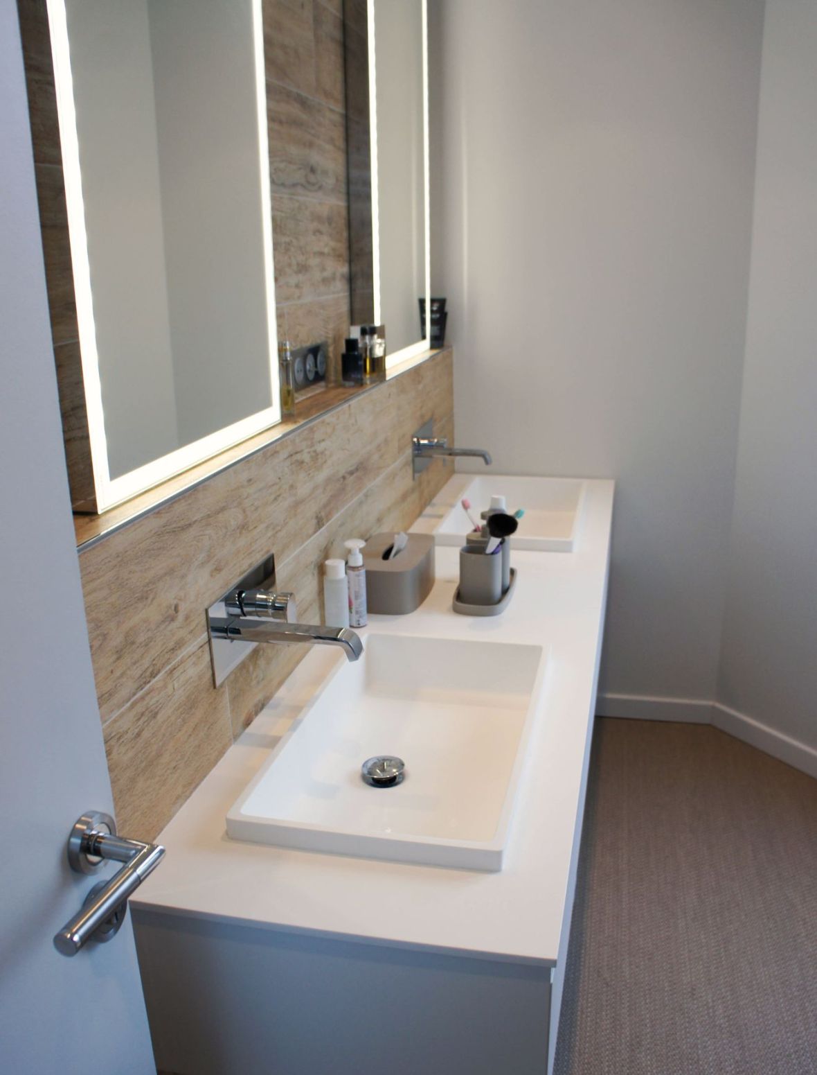 salle de bain avec double vasque