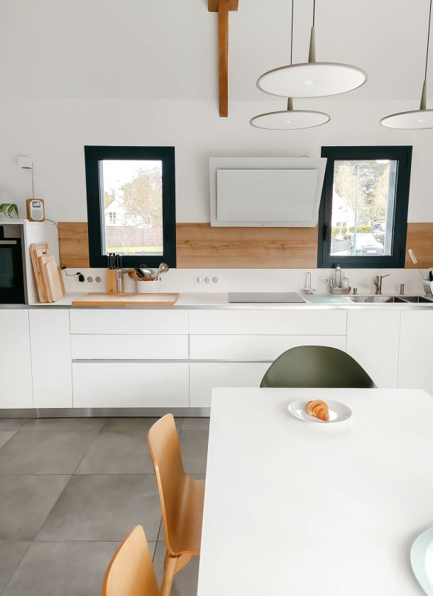 cuisine lago aménagée avec crédence en bois