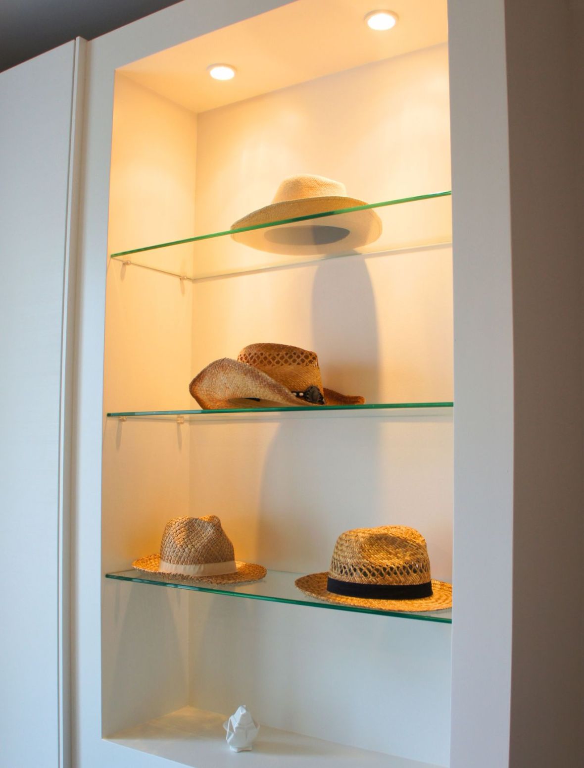 conception d'un dressing et vitrine pour chapeaux