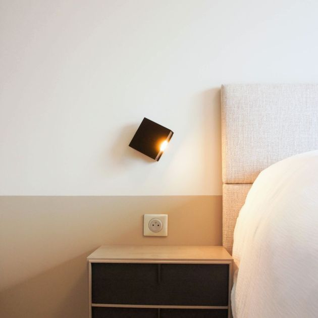 luminaire dirigeable minimaliste dans une chambre