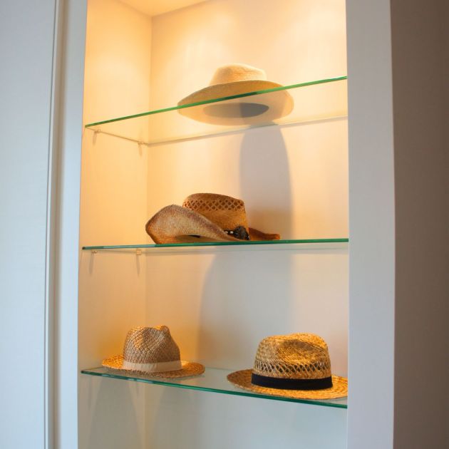 conception d'un dressing et vitrine pour chapeaux