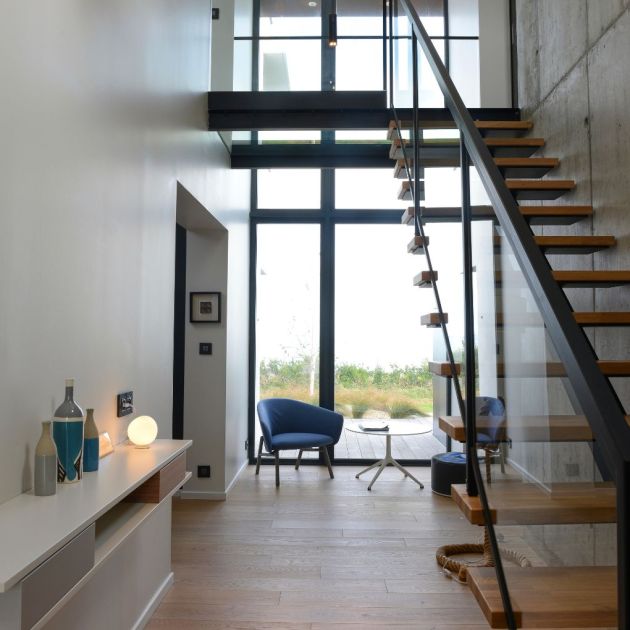 escaliers contemporains dans une maison au style moderne