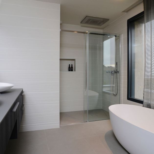 salle de bain contemporaine conçue par extra muros brest