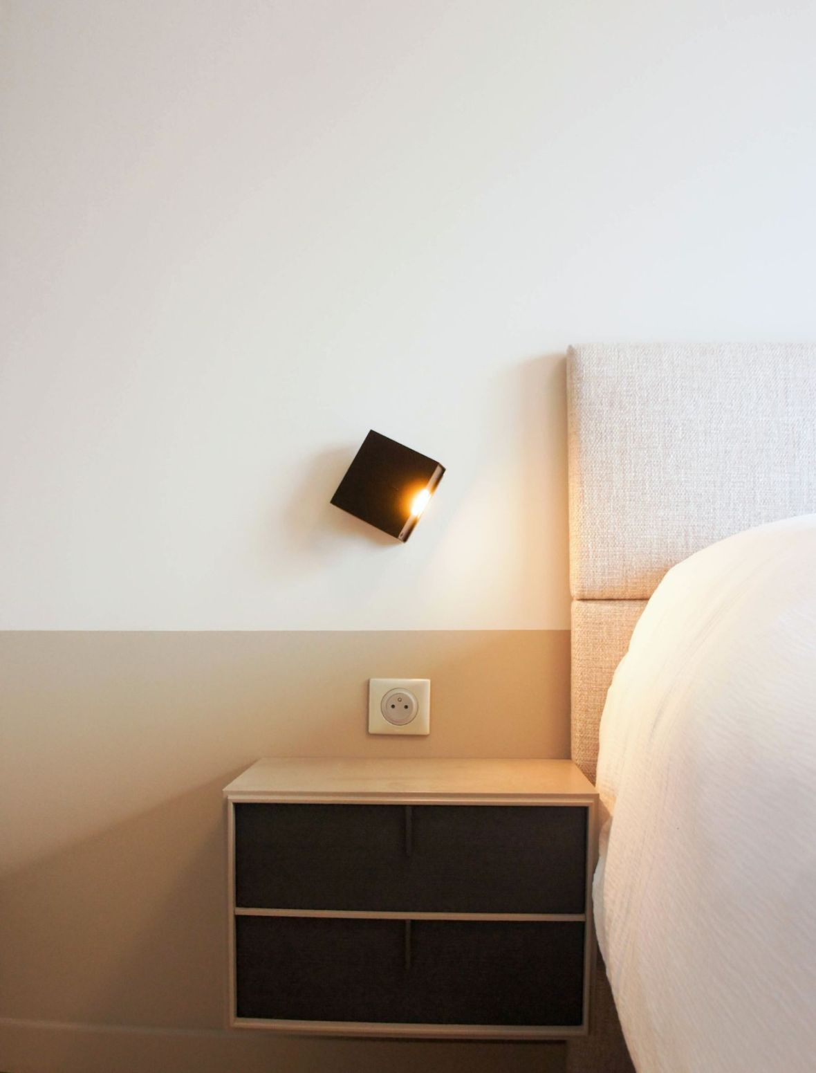 luminaire dirigeable minimaliste dans une chambre