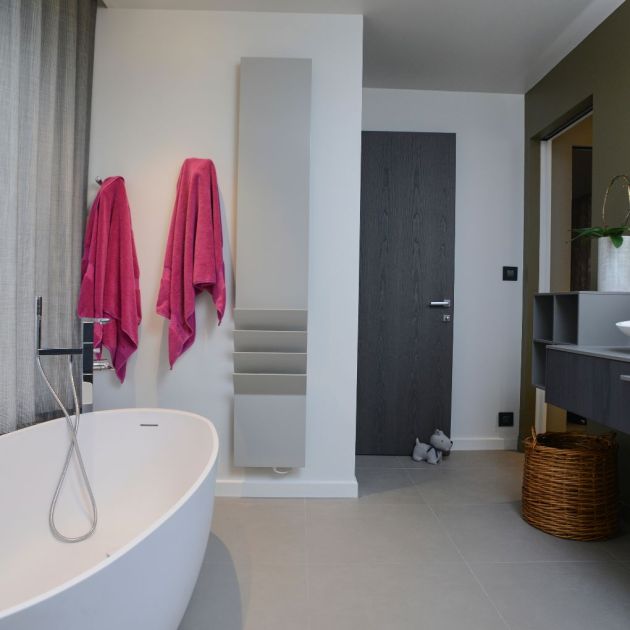 salle de bain moderne conçue par extra muros brest