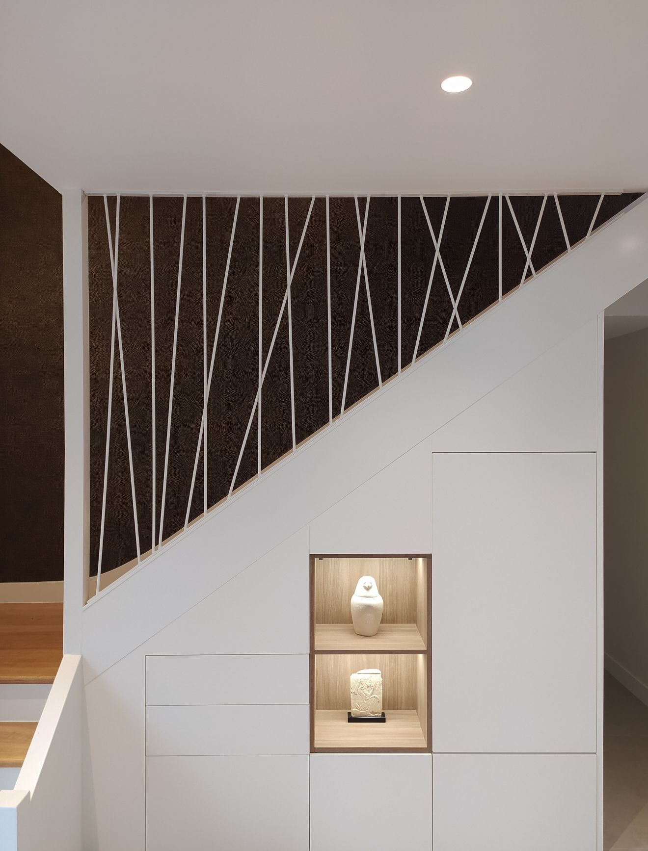 projet à budget maitrisé avec ce rangement design placé sous l'escalier