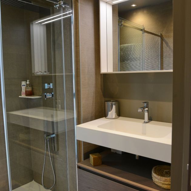 salle de bains contemporaine réalisée et agencée par extra muros brest