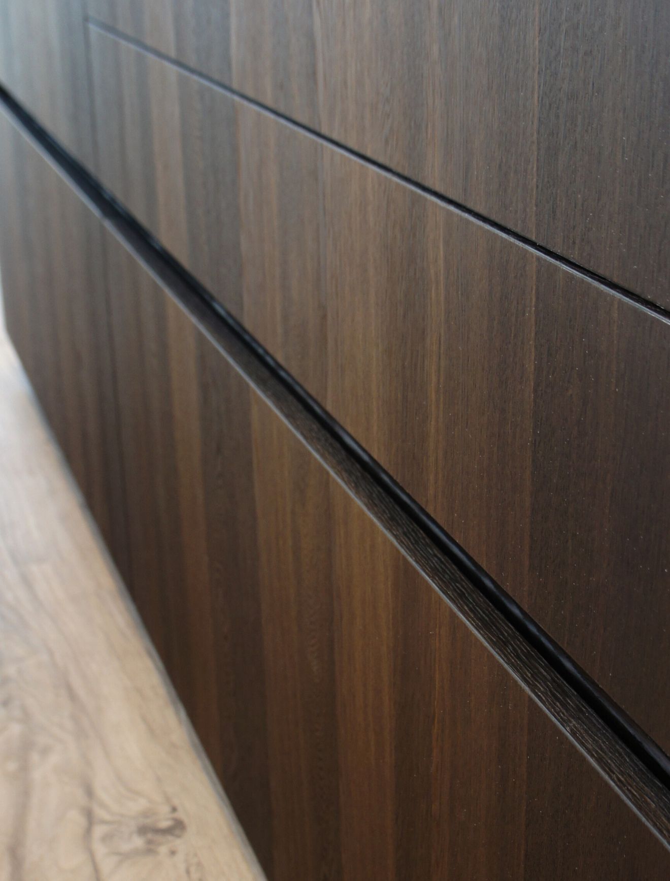 zoom mati&egrave;re bois fonc&eacute; pour une cuisine