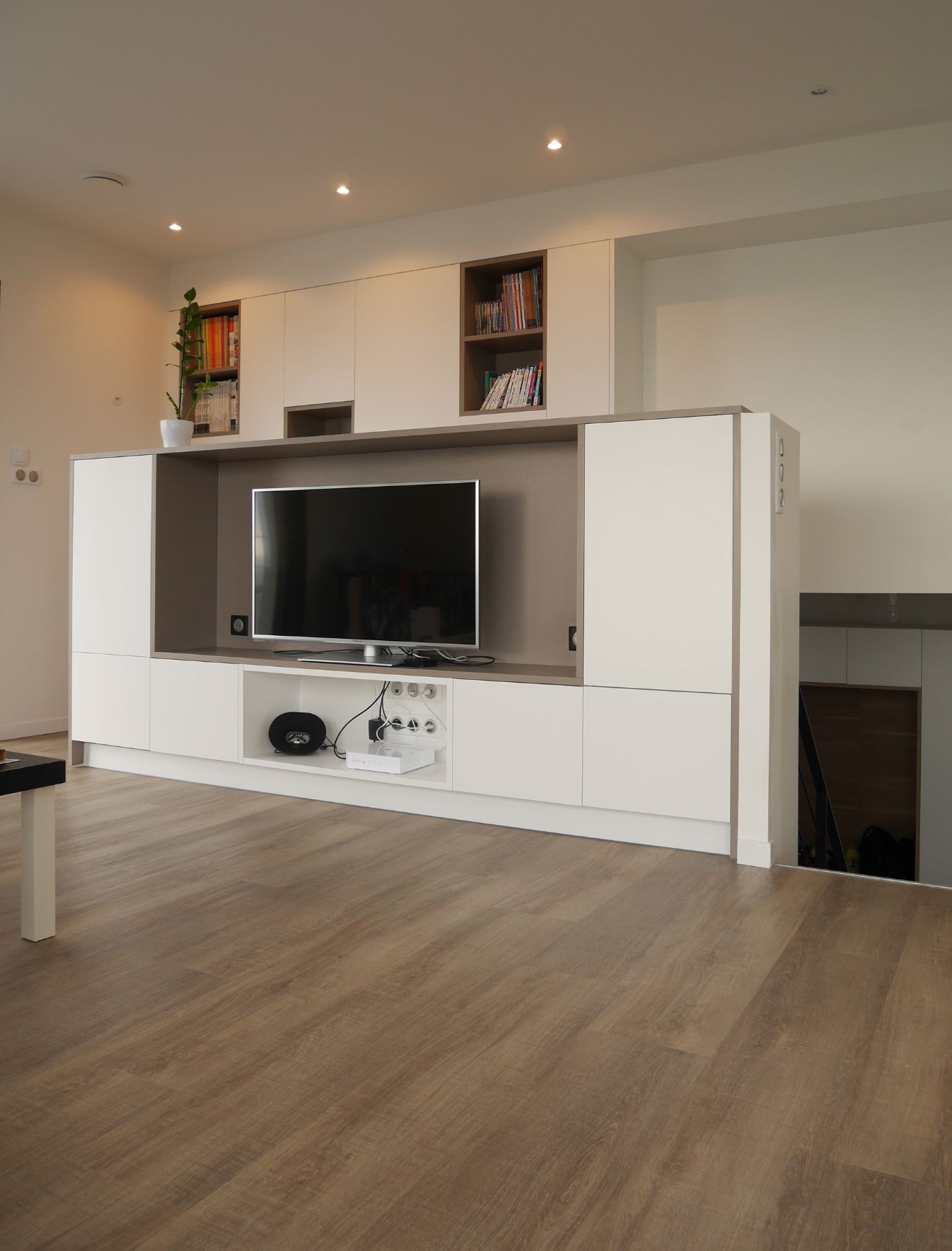 meuble t&eacute;l&eacute; de style contemporain con&ccedil;u par extra muros brest