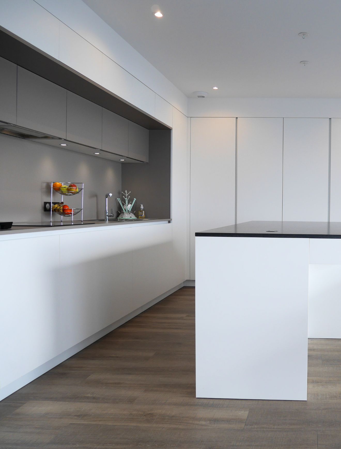 cuisine am&eacute;nag&eacute;e et moderne blanche par extra muros brest