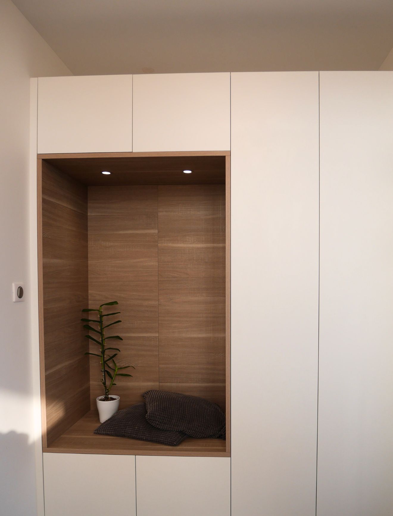 am&eacute;nagement d'une entr&eacute;e avec niche et rangements