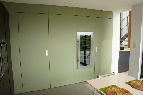 cuisine de style contemporain avec grandes fa&ccedil;ades