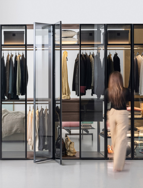 dressing minimaliste avec portes vitrées de la marque kristalia