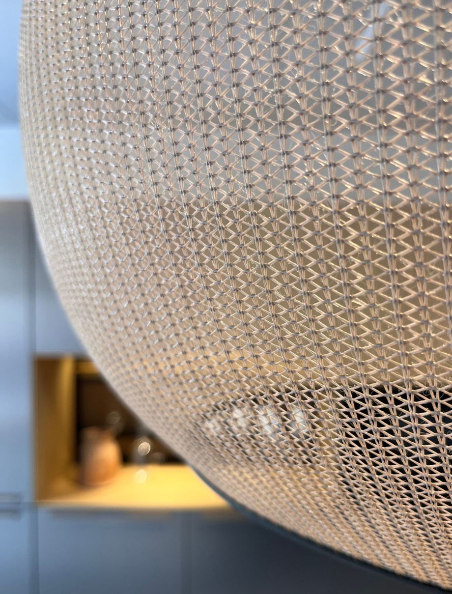 détail d'un luminaire haut de gamme vendu au showroom extra muros brest