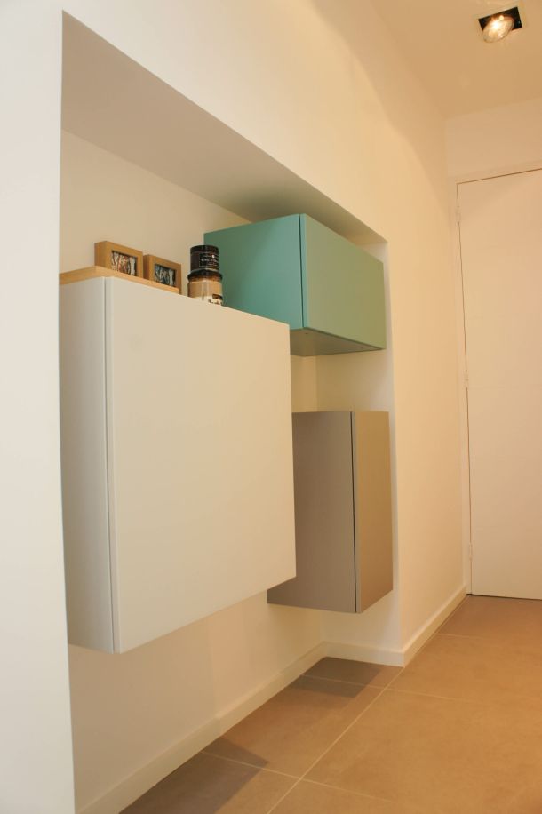 rangements cubiques color&eacute;s dans un couloir