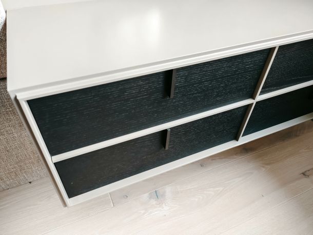 table de nuit intégrée au mur dans une chambre à coucher