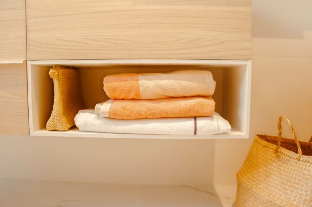 rangement dans un meuble de salle de bains