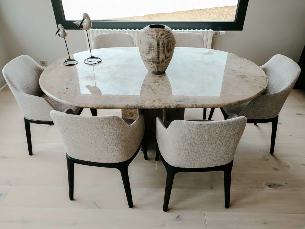 table de salle à manger en granit avec fauteuils