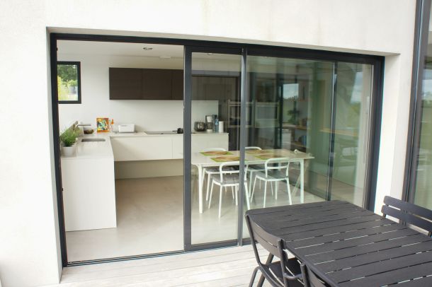 cuisine am&eacute;nag&eacute;e avec baies vitr&eacute;es