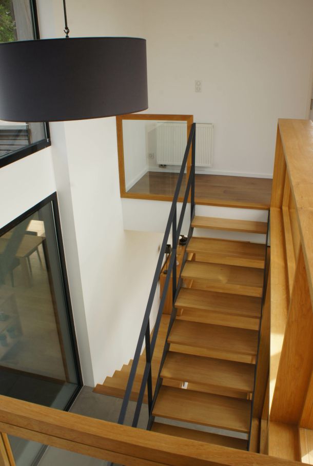 escaliers modernes avec m&eacute;tal et bois