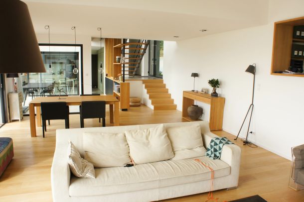 salon avec canap&eacute; beige