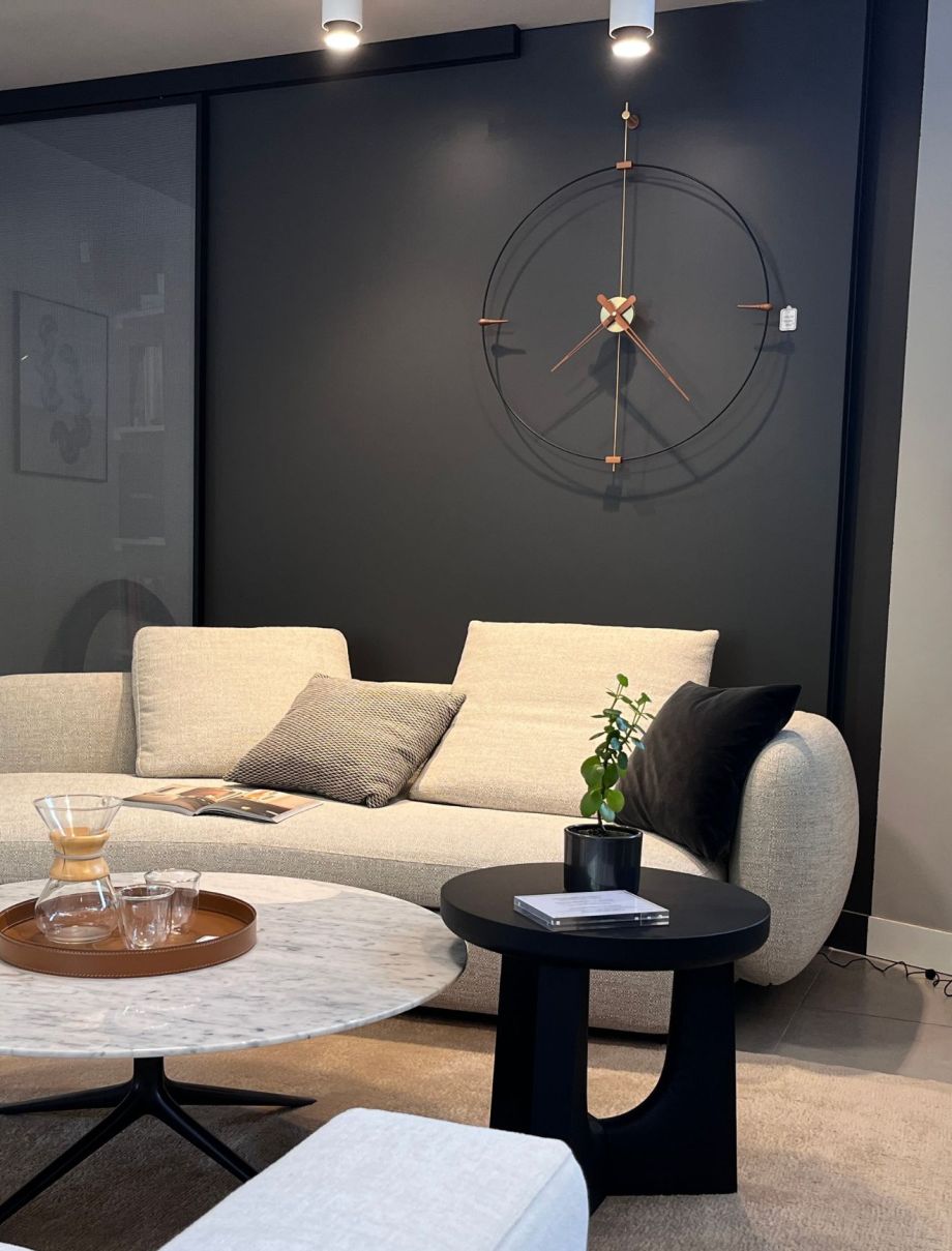 intérieur du showroom à brest de extra muros