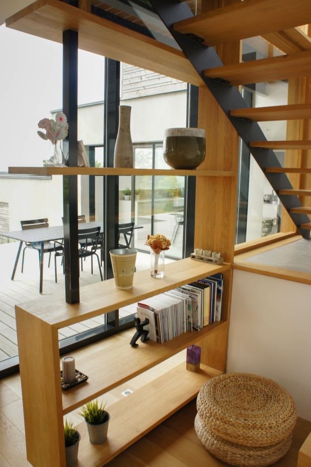 bas d'un escalier moderne avec &eacute;tag&egrave;re en bois et m&eacute;tal