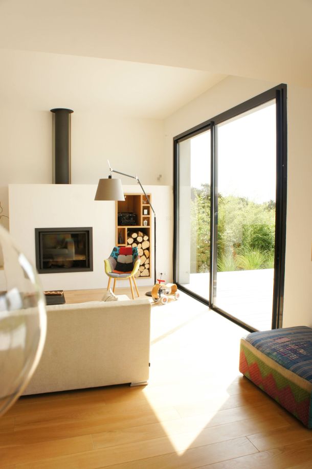 salon avec chemin&eacute;e et fauteuil color&eacute;