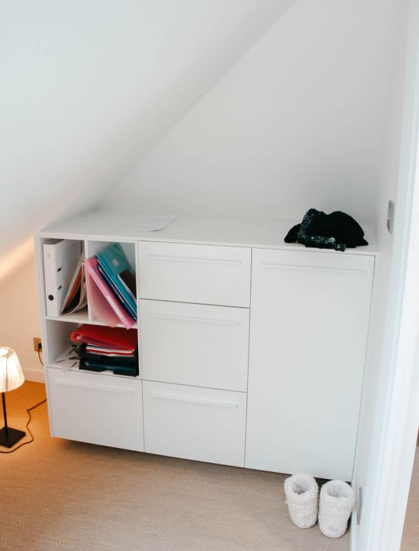 meuble avec rangement positionn&eacute; sous une mansarde