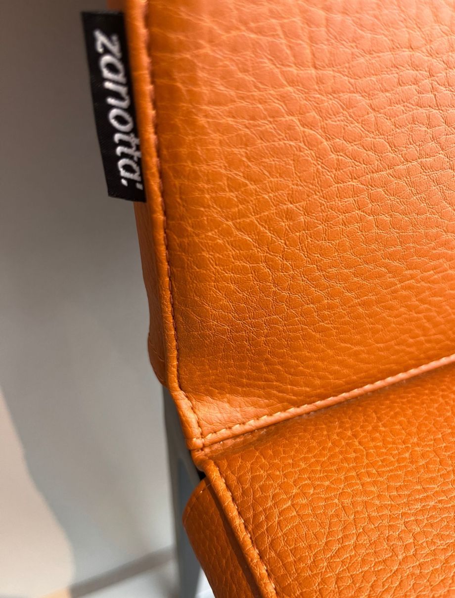 détail siege en cuir zanotta