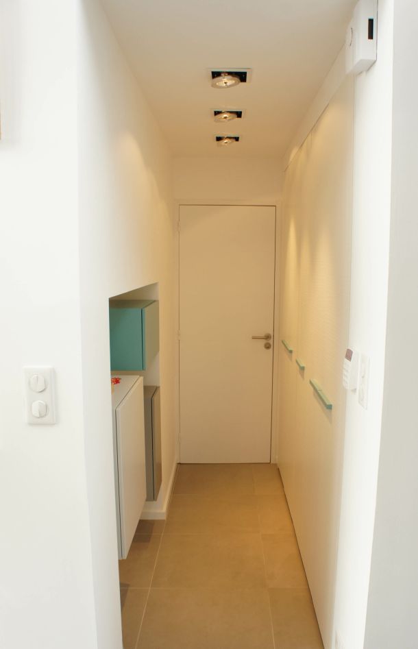 rangements cubiques color&eacute;s dans un couloir d'une maison