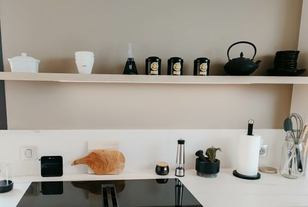 aménagement d'une cuisine équipée avec rangement et étagère