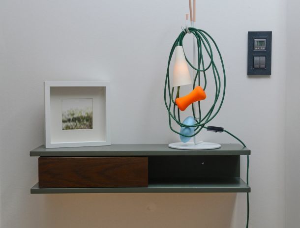 étagère dans une chambre avec lampe design